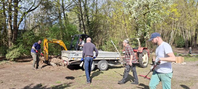 Fleißige Pätzer wirkten im Schrobsdorff-Garten und auf dem Historischen Friedhof