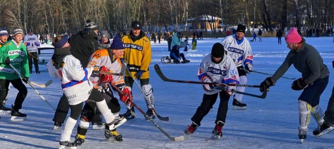 Ein Sonnentag auf dem Pätzer See – Wintervergnügen mit Glühwein und Eishockey